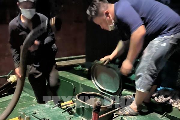 Bắt quả tang vụ mua bán trái phép trên 91.000 lít dầu FO tại cảng Tân Cảng Cát Lái