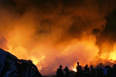 Cháy lớn tại kho hàng gần ký túc xá Đại học Sư phạm Thành phố Hồ Chí Minh