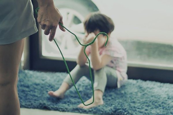 Vụ bé gái 8 tuổi bị bạo hành: Hoàn tất kết luận điều tra, đề nghị truy tố 2 bị can