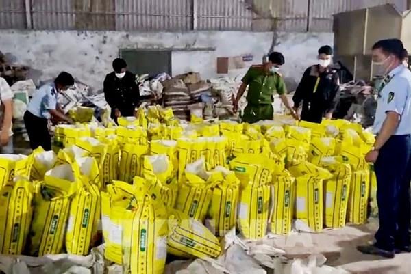 An Giang phát hiện nhiều hàng hóa không rõ nguồn gốc tại công ty sản xuất phân bón