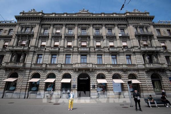 Ngân hàng lớn thứ hai Thụy Sĩ tiếp tục thua lỗ