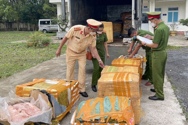 Quảng Trị phát hiện vụ vận chuyển 2,2 tấn nầm lợn bốc mùi hôi