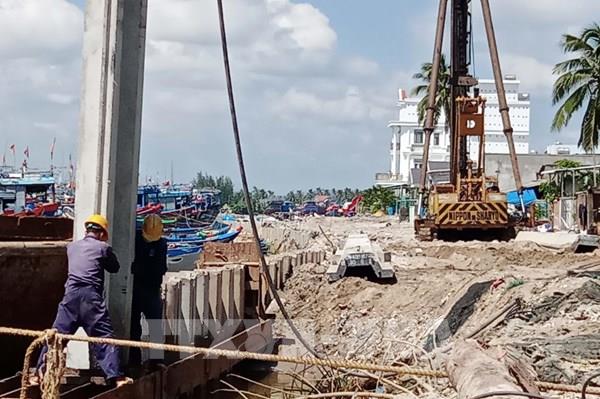 Vướng mặt bằng khi thi công âu thuyền trăm tỷ đồng