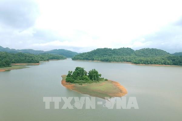 Khám phá vẻ đẹp hồ Pá Khoang