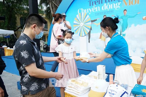 Hàng chục nghìn khách đến mua sắm tại Vietnam Airlines Festa