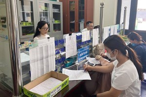 Chăm con nhỏ mắc COVID-19 có được cấp chứng nhận nghỉ hưởng BHXH?