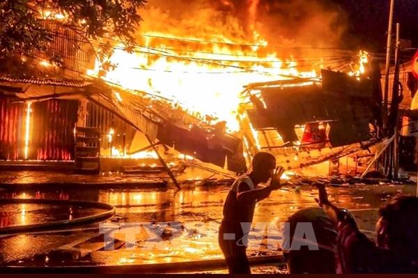 Cháy lớn thiêu rụi hàng trăm ngôi nhà ở Đông Jakarta, Indonesia