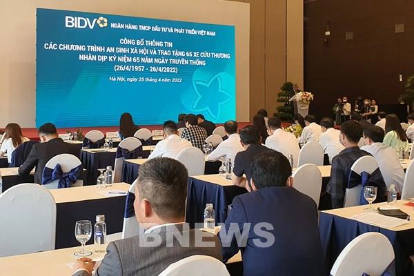 BIDV trao tặng 65 xe cứu thương cho các địa phương