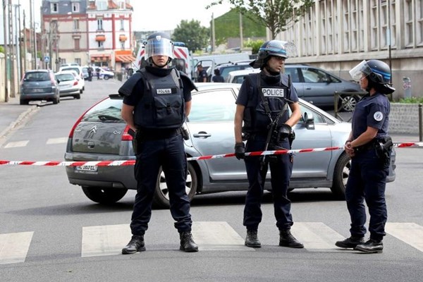 Cảnh sát Pháp bắn chết 2 người tại trung tâm thủ đô Paris