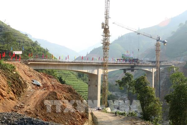 Hợp long cầu Suối Đum 2 trên cao tốc Lào Cai đi Sa Pa