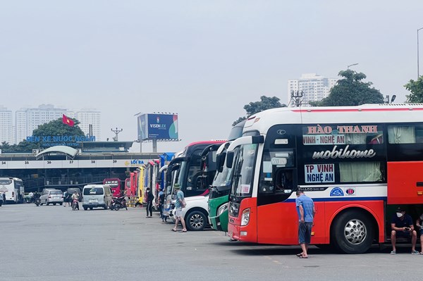 Hà Nội "nóng" xe dù, bến cóc những ngày giáp Tết