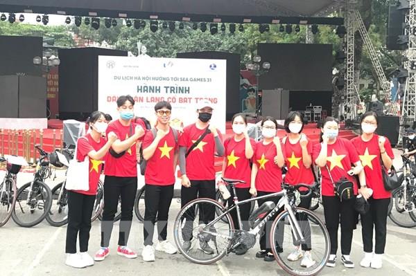 Hà Nội ra mắt tour xe đạp Hành trình "Dấu chân làng cổ Bát Tràng"