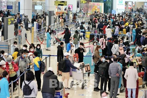Chưa đến nghỉ lễ, lượng khách tại sân bay Nội Bài, Tân Sơn Nhất tăng kỷ lục