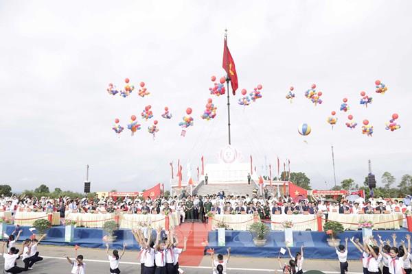 Chủ tịch nước Nguyễn Xuân Phúc dự Lễ thượng cờ Thống nhất non sông tại Di tích Đôi bờ Hiền Lương - Bến Hải