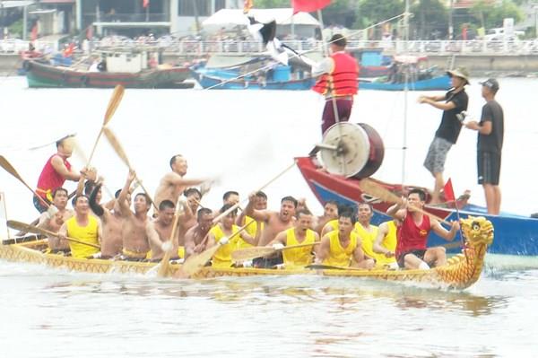 Sôi nổi Lễ hội đua thuyền truyền thống trên sông Nhật Lệ năm 2022
