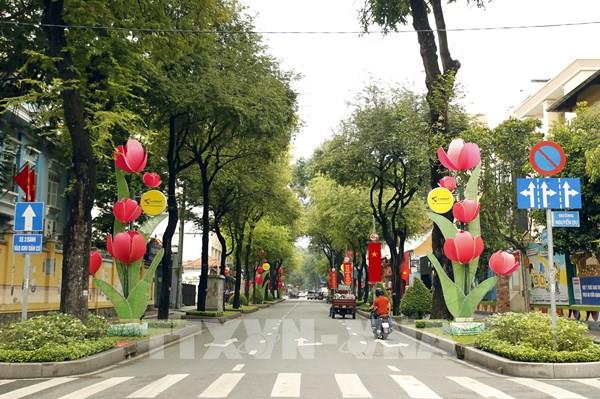 Đường phố Tp. Hồ Chí Minh rực rỡ cờ hoa chào mừng ngày 30/4 và 1/5