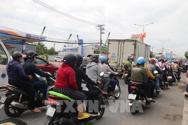 Ùn tắc giao thông cục bộ đường lên cầu Rạch Miễu, Tiền Giang