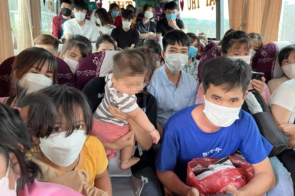 Xử phạt lái xe khách "nhồi" 44 người trên xe 29 chỗ