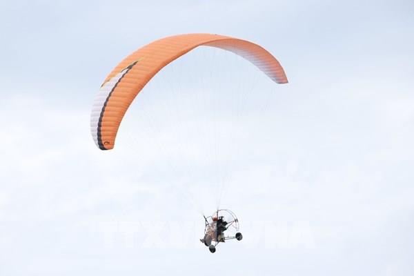 Trải nghiệm Dù lượn trên bầu trời hồ Dầu Tiếng, Tây Ninh