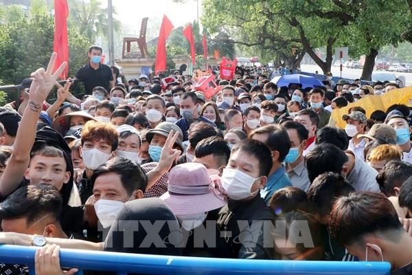 Hàng ngàn người xếp hàng từ sớm để mua vé trận đấu giữa U23 Việt Nam - U23 Indonesia