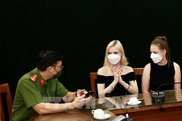 Hà Nội: Hai du khách người Nga nhận lại tài sản bị lái xe taxi chiếm đoạt