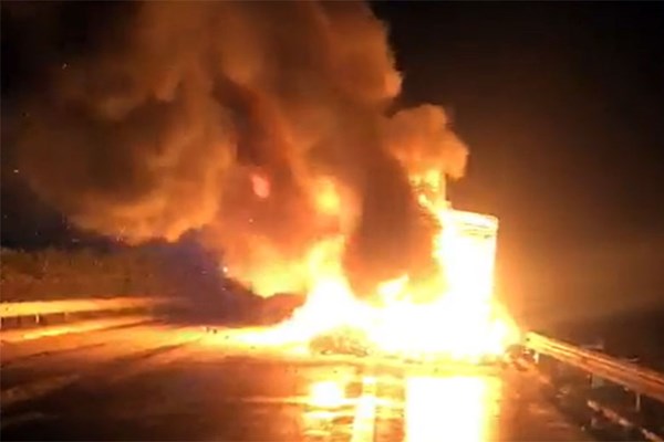 Xe khách cháy rụi trên cao tốc Nội Bài - Lào Cai