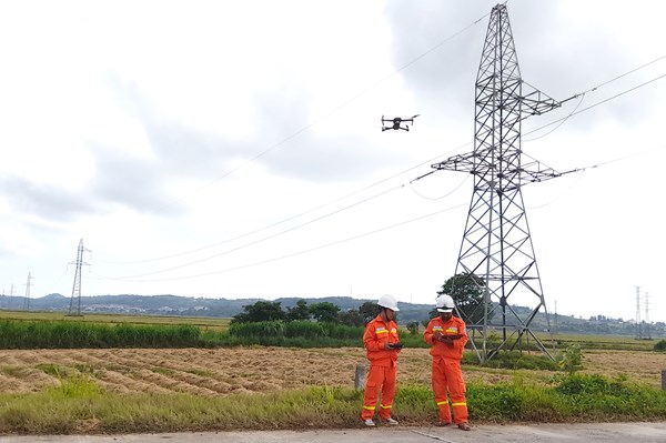 Phát huy tác dụng thiết bị bay không người lái vào quản lý vận hành lưới điện truyền tải