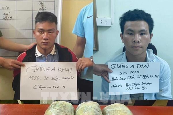Bắt hai đối tượng vận chuyền gần 3 bánh heroin và 2,5 kg nhựa thuốc phiện
