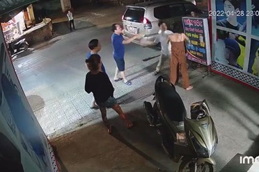 Cách chức và cho thôi phục vụ trong lực lượng Công an một Trung tá hành hung phụ nữ trong quán cắt tóc