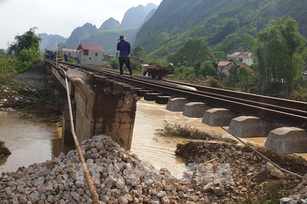 Khó khăn khắc phục sự cố tuyến đường sắt Hà Nội - Đồng Đăng