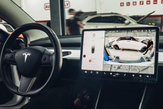 Hãng ô tô điện Tesla triệu hồi 130.000 xe do lỗi màn hình