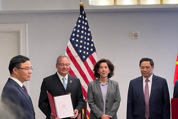 Trao Giấy chứng nhận đầu tư, đăng ký doanh nghiệp cho Dự án Kho cảng LNG Sơn Mỹ