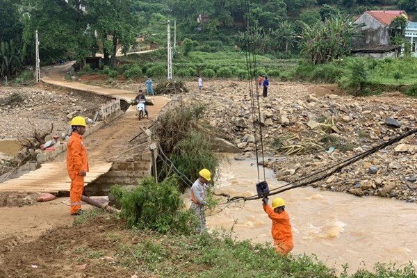 Khắc phục sự cố lưới điện do mưa giông, lũ lụt tại các tỉnh miền núi phía Bắc
