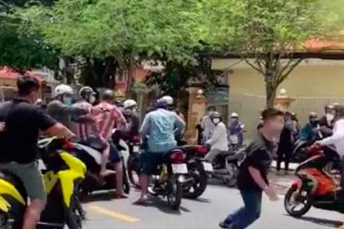 Triệu tập 15 đối tượng liên quan vụ gây rối trước cửa Tòa án nhân dân tỉnh Tiền Giang