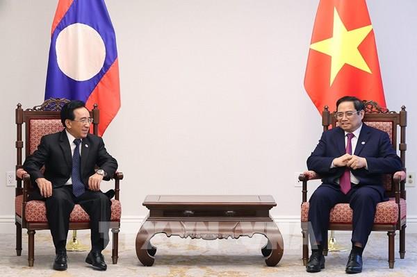 Thủ tướng Phạm Minh Chính gặp Thủ tướng Lào Phankham Viphavanh