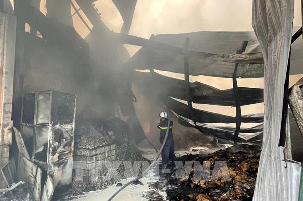 Hà Nội: Cháy lớn tại công ty kinh doanh vật liệu xây dựng