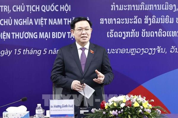 Chủ tịch Quốc hội Vương Đình Huệ làm việc với hiện diện thương mại BIDV tại Lào
