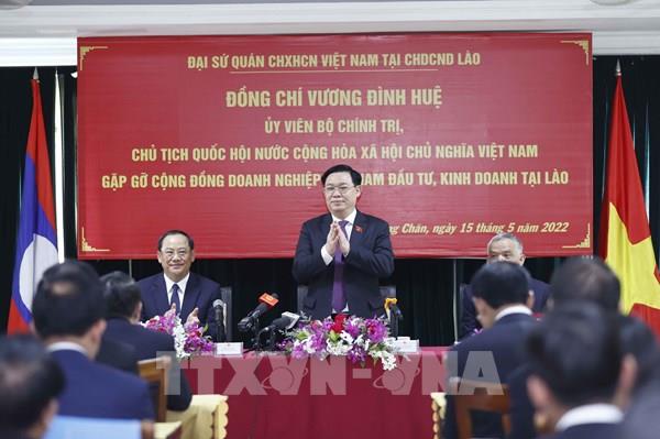 Chủ tịch Quốc hội Vương Đình Huệ gặp cộng đồng doanh nghiệp Việt Nam tại Lào