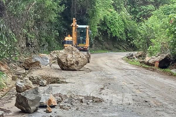 Sơn La: Đá lăn gây ách giao thông trên Quốc lộ 279D