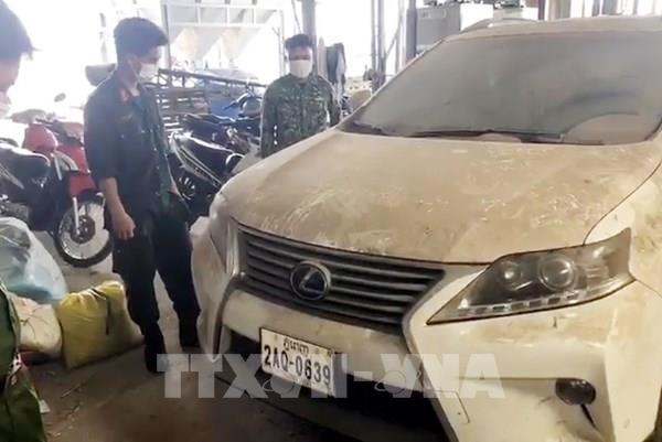 Tạm giữ xe ô tô Lexus trị giá khoảng 3 tỷ đồng nghi vấn nhập lậu