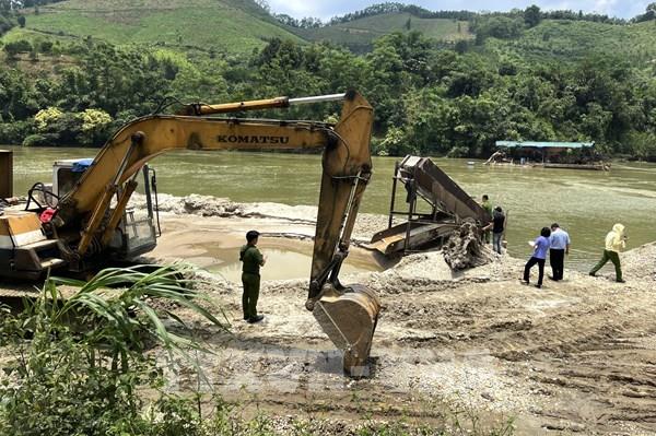 Bắt quả tang 7 đối tượng khai thác cát trái phép trên sông Con, Hà Giang