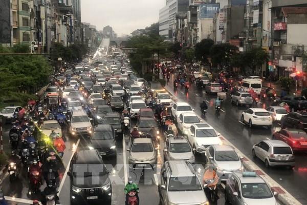 Nhiều tuyến đường Hà Nội ngập úng cục bộ, ùn tắc giao thông sau cơn mưa lớn