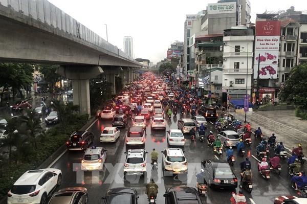 Nhiều tuyến đường Hà Nội ngập úng cục bộ, ùn tắc giao thông sau cơn mưa lớn