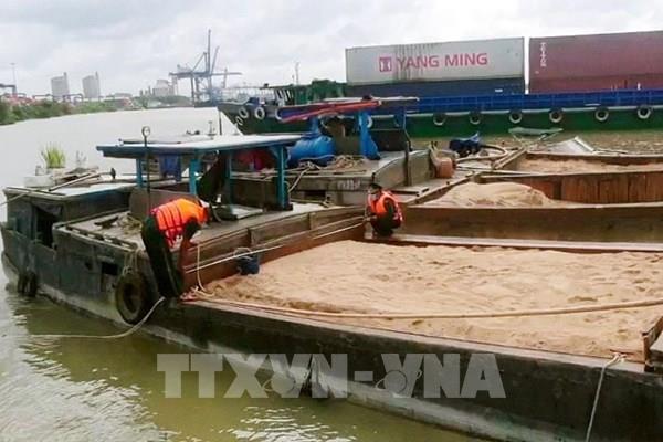 Bắt 3 phương tiện thủy vận chuyển cát trái phép trên sông Đồng Nai