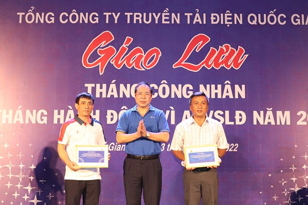 Thưởng nóng tập thể và cá nhân EVNNPT hoàn thành vượt mức kế hoạch 10.000 sáng kiến