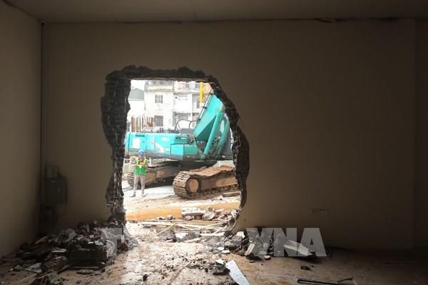 Chính thức tháo dỡ phần vi phạm công trình 84 đường Láng (Hà Nội)