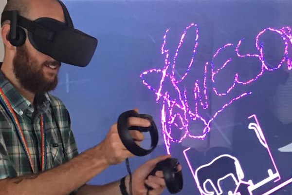 Australia ra mắt bộ công cụ sử dụng tai nghe thực tế ảo