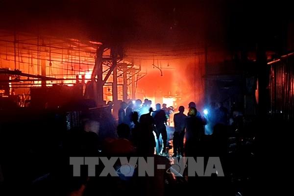 Xuyên đêm khống chế đám cháy lớn tại kho xưởng cạnh trường mầm non