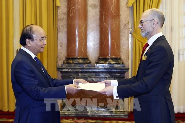 Chủ tịch nước Nguyễn Xuân Phúc tiếp Đại sứ Ukraine và Đại sứ Canada trình Quốc thư