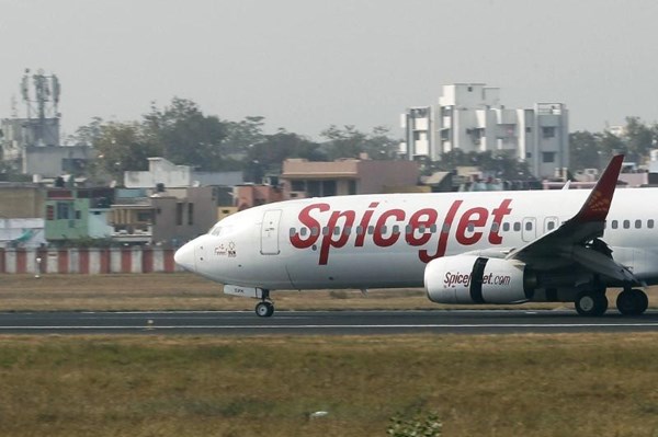 Hàng trăm hành khách mắc kẹt trên máy bay do sự cố tấn công mạng